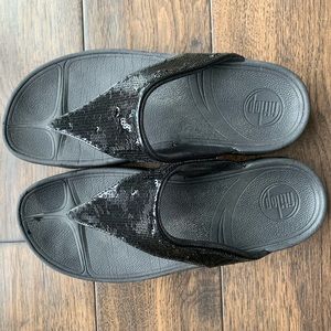 black flipflops